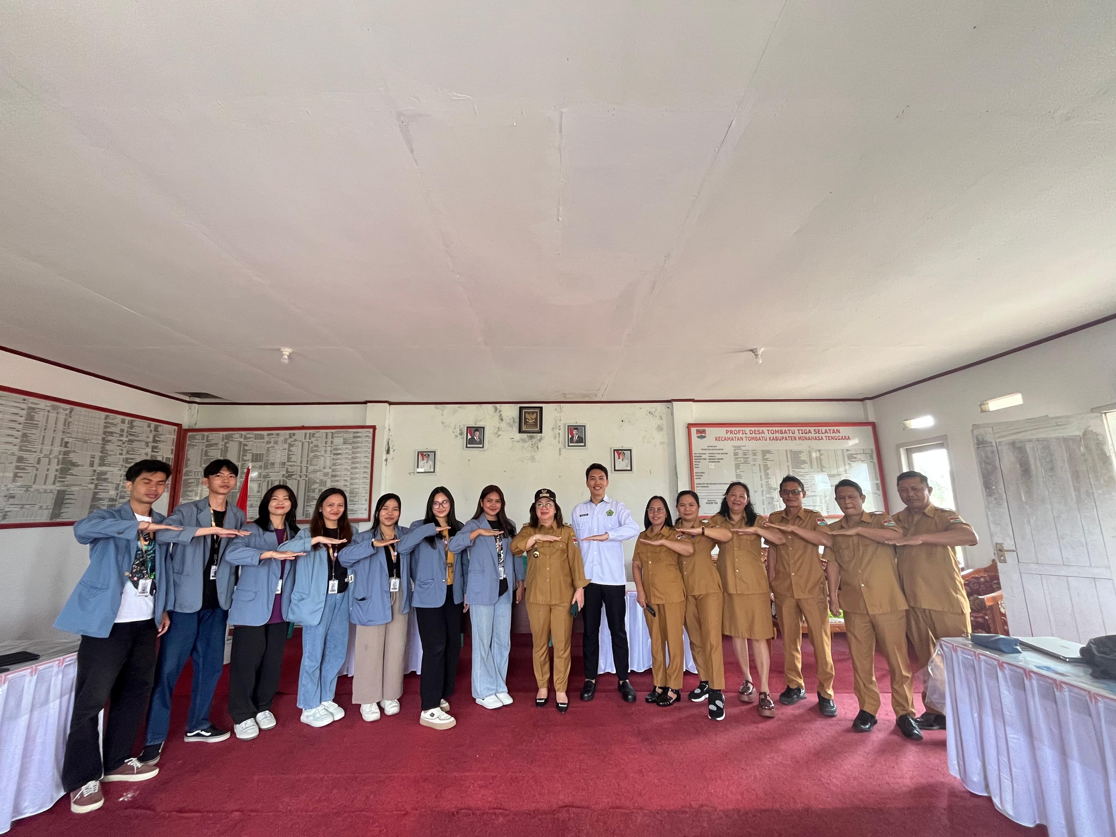 Foto Bersama Perangkat Desa